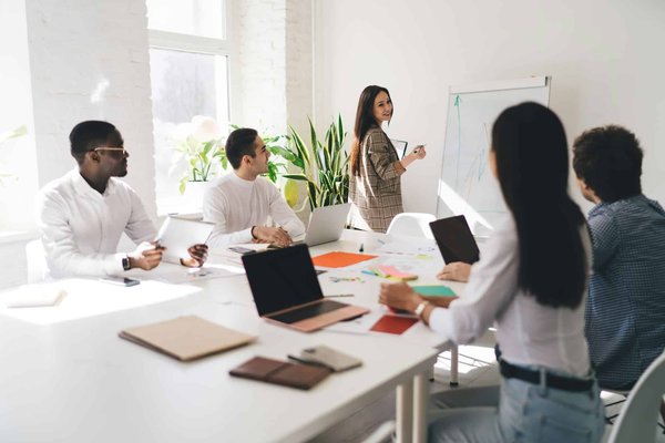 Quelles stratégies les bibliothèques rurales peuvent adopter pour promouvoir l'accès aux ressources éducatives numériques ?