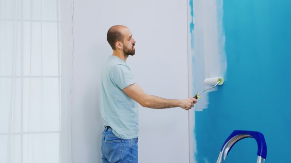 Prix d'un peintre : conseils pour rafraîchir votre salon